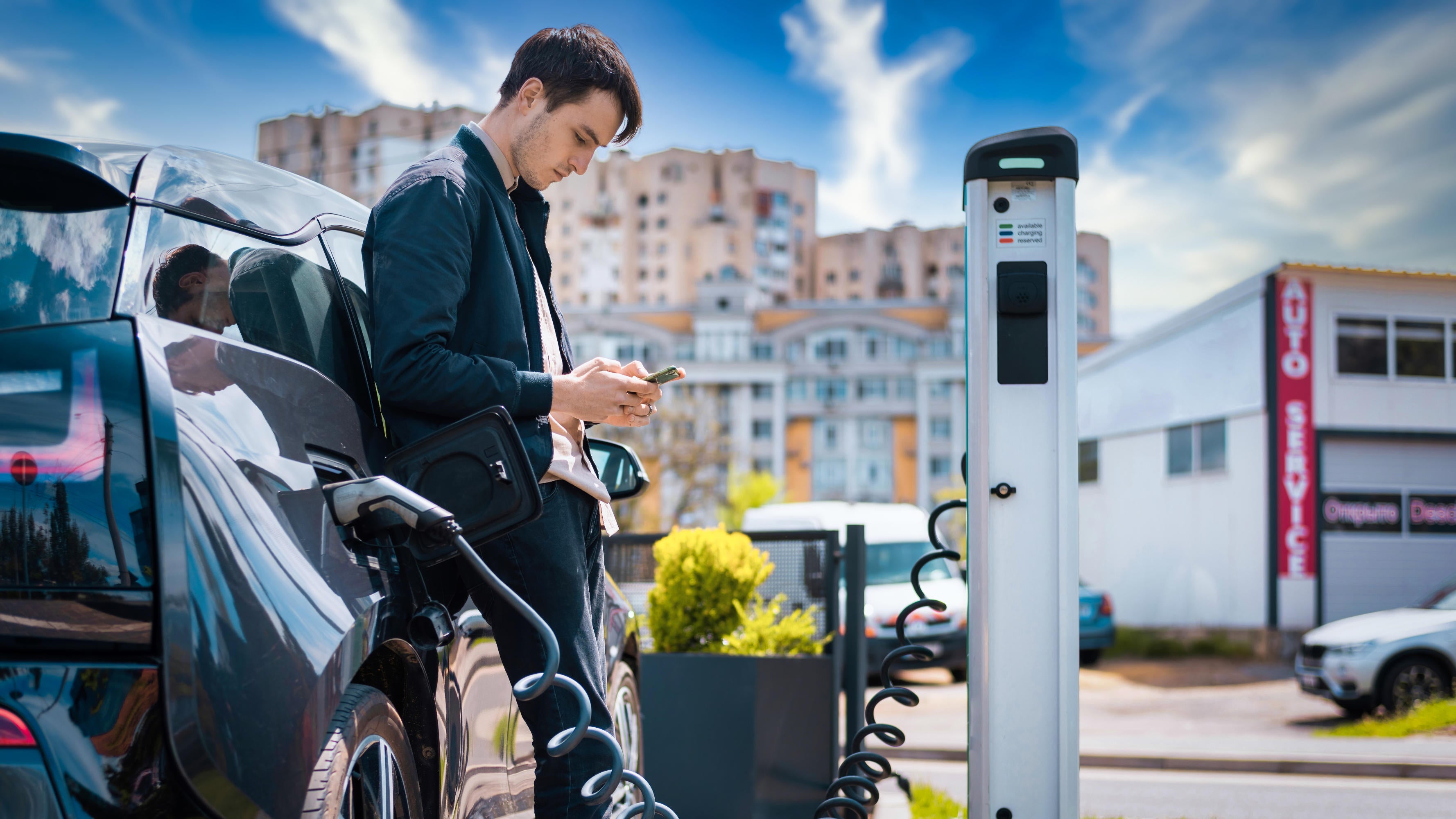 Elektroauto am Arbeitsplatz laden